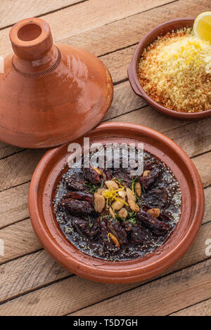 TAjine von Rindfleisch mit Datteln und Mandeln, Kopie Raum Stockfoto