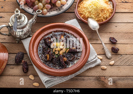 Marokkanische Tajine von Rindfleisch mit Termine und almongs Stockfoto