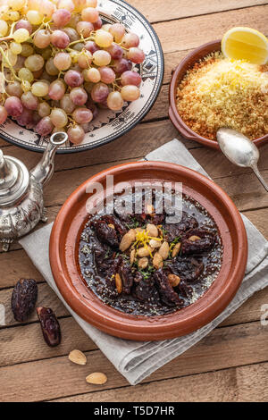 Marokkanische Tajine von Rindfleisch mit Termine und almongs Stockfoto