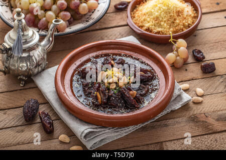 Marokkanische Tajine von Rindfleisch mit Termine und almongs Stockfoto