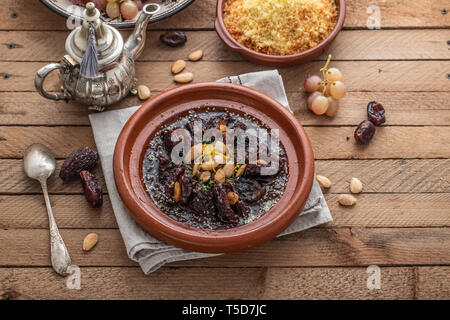 Langsam gekochtes Rindfleisch mit Datteln, Rosinen und Mandeln - marokkanische Tajine Stockfoto