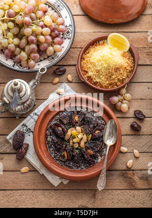 Tajine von Rindfleisch mit Couscous und Traubenmost Stockfoto