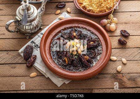 Langsam gekochtes Rindfleisch mit Datteln, Rosinen und Mandeln - marokkanische Tajine Stockfoto