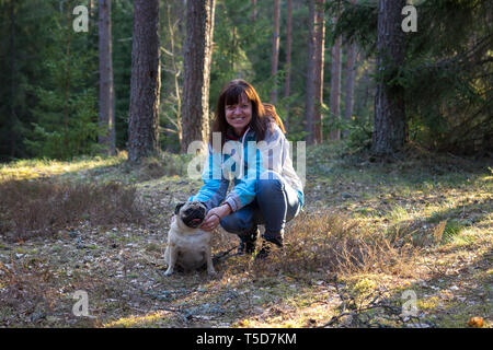 Frau mit Mops Hund Stockfoto