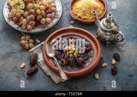 Langsam gekochtes Rindfleisch mit Datteln, Rosinen und Mandeln - marokkanische Tajine Stockfoto