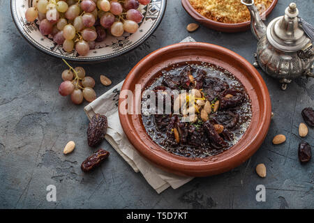 Langsam gekochtes Rindfleisch Tajine mit Datteln, Rosinen und Mandeln - marokkanische Küche, Kopie Raum Stockfoto