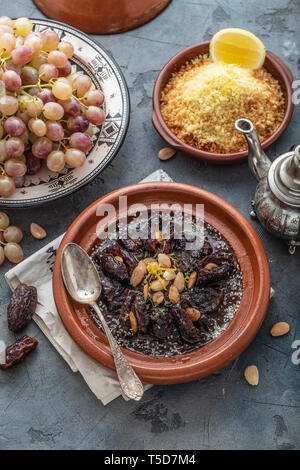 Langsam gekochtes Rindfleisch mit Datteln, Rosinen und Mandeln - marokkanische Tajine Stockfoto