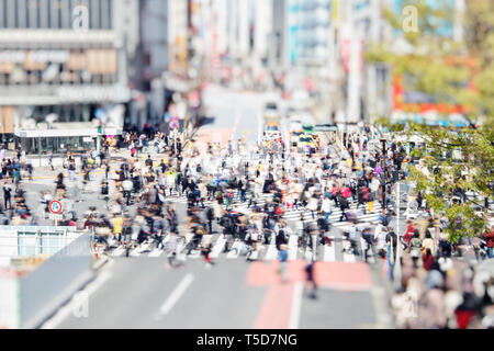 Shibuya Zebrastreifen in Tokio, Japan, mit Walking Menschen Stockfoto