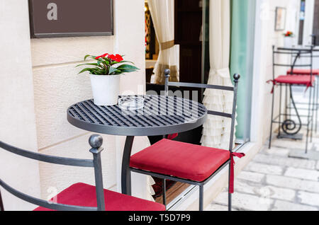 Tische im Restaurant im Freien. Stockfoto