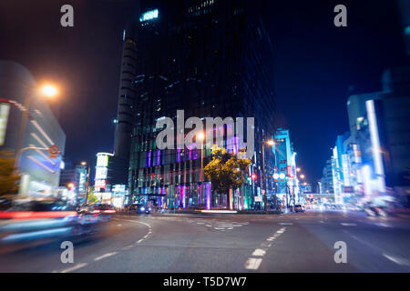 Wolkenkratzer in der Nacht in Osaka, Japan Stockfoto