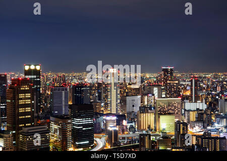 Night Skyline der Stadt Osaka. Umeda Sky Building in Japan. Stockfoto