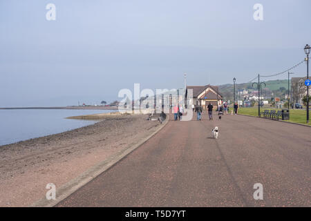 Largs, Schottland, Großbritannien - 20 April, 2019: Die Stadt von Largs an der Westküste von Schottland. Blick in Richtung der Aubery Ende der Stadt auf einem hellen klaren da Stockfoto