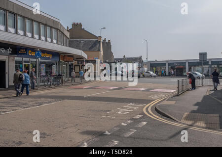 Largs, Schottland, Großbritannien - 20 April, 2019: Die geschäftige Stadt Largs mit starkem Verkehr und Besucher in die Innenstadt. Stockfoto