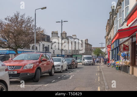 Largs, Schottland, Großbritannien - 20 April, 2019: Die geschäftige Stadt Largs mit starkem Verkehr und Besucher in die Innenstadt. Stockfoto