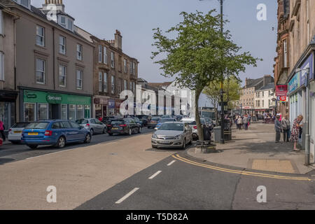 Largs, Schottland, Großbritannien - 20 April, 2019: Die geschäftige Stadt Largs mit starkem Verkehr und Besucher in die Innenstadt. Stockfoto