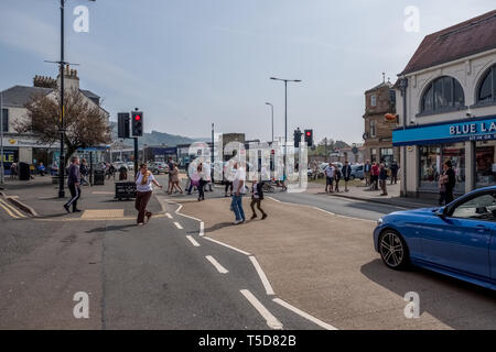 Largs, Schottland, Großbritannien - 20 April, 2019: Die geschäftige Stadt Largs mit starkem Verkehr und Besucher in die Innenstadt. Stockfoto