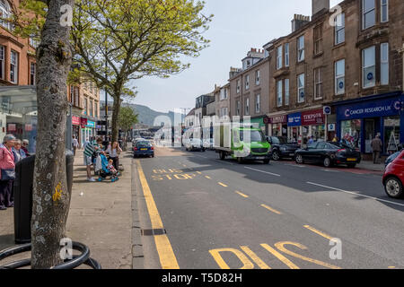 Largs, Schottland, Großbritannien - 20 April, 2019: Die geschäftige Stadt Largs mit starkem Verkehr und Besucher in die Innenstadt. Stockfoto