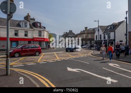 Largs, Schottland, Großbritannien - 20 April, 2019: Die geschäftige Stadt Largs mit starkem Verkehr und Besucher in die Innenstadt. Stockfoto