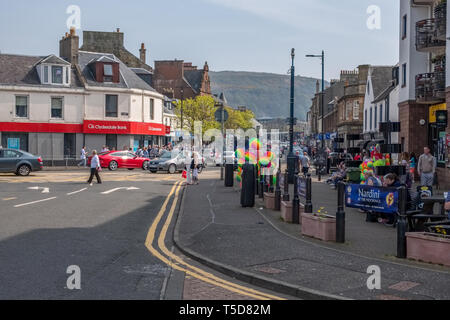 Largs, Schottland, Großbritannien - 20 April, 2019: Die geschäftige Stadt Largs mit starkem Verkehr und Besucher in die Innenstadt. Stockfoto