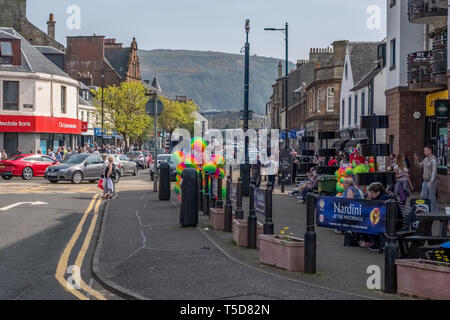 Largs, Schottland, Großbritannien - 20 April, 2019: Die geschäftige Stadt Largs mit starkem Verkehr und Besucher in die Innenstadt. Stockfoto