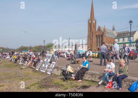 Largs, Schottland, Großbritannien - 20 April, 2019: Die geschäftige Stadt Largs mit Menschen auf der Promenade und ein Darlehen Evangelium Prediger versucht yher crouds zu konvertieren Stockfoto