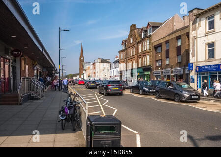 Largs, Schottland, Großbritannien - 20 April, 2019: Gallowgate Straße largs Norden mit Blick auf Kirche St. Columba Kirchturm auf der Osterwoche. Stockfoto