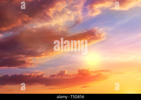 Natürlichen Sonnenuntergang bzw. Sonnenaufgang mit lebendigen Farben. Dramatische bunte Himmel Hintergrund. Krokodil silhouette Essen Sonne auf Dämmerung Dämmerung Himmel. Stockfoto