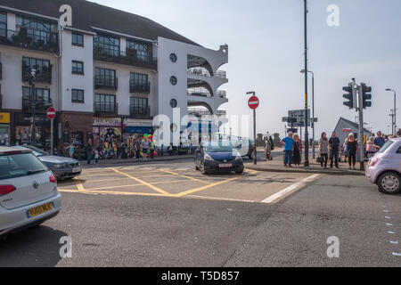 Largs, Schottland, Großbritannien - 20 April, 2019: Das Zentrum von Largs gerade am Osterwochenende mit Autos und Menschen, die in der Stadt. Stockfoto