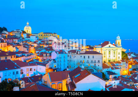 Skyline von Lissabon Altstadt. Alfama, Dämmerung. Portugal Stockfoto