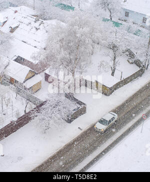 Luftaufnahme von Wohngebiet mit dem Auto auf der Straße und der privaten Häuser in schneefall Wintertag, Kiew, Ukraine Stockfoto