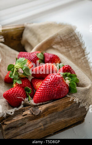 Schöne reife Erdbeeren zum Verkauf auf einem Tablett in hölzernen Behältern. ohne Kunststoff. Kopieren Sie Platz. Stockfoto