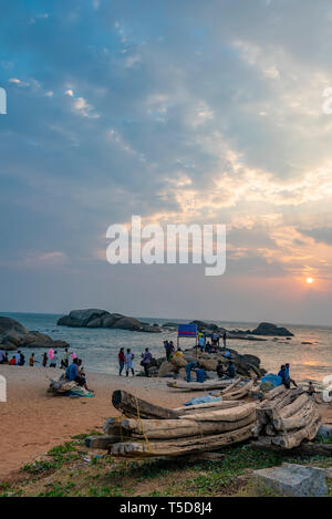 Vertikale Ansicht von Menschen genießen den Sonnenuntergang in Kanyakumari, Indien. Stockfoto