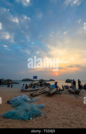 Vertikale Ansicht von Menschen genießen den Sonnenuntergang in Kanyakumari, Indien. Stockfoto