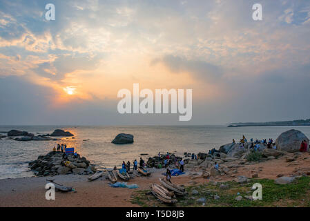 Horizontale Ansicht von Menschen genießen den Sonnenuntergang in Kanyakumari, Indien. Stockfoto