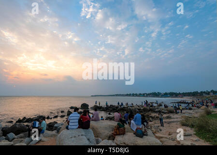 Horizontale Ansicht von Menschen genießen den Sonnenuntergang in Kanyakumari, Indien. Stockfoto