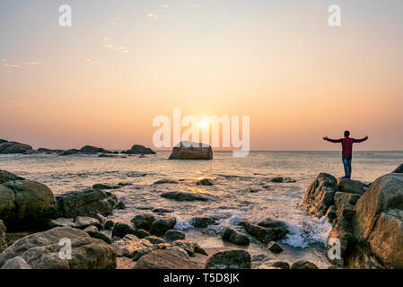 Horizontale Sicht auf den Sonnenuntergang am Strand versteckte Twin in Kanyakumari, Indien. Stockfoto