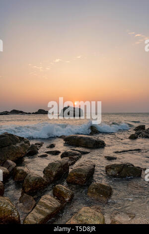 Vertikale Sicht auf den Sonnenuntergang am Strand versteckte Twin in Kanyakumari, Indien. Stockfoto