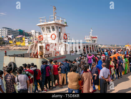 Horizontale Ansicht der Passagier Fähre nach Vivekananda Rock Memorial in Kanyakumari, Indien. Stockfoto