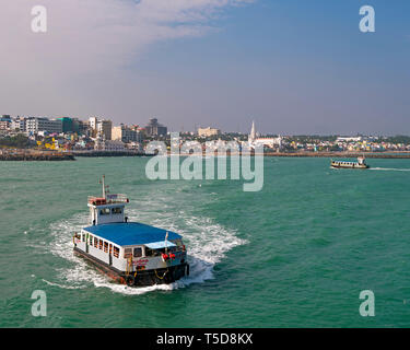 Horizontale Ansicht der Passagier Fähre nach Vivekananda Rock Memorial in Kanyakumari, Indien. Stockfoto