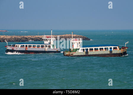 Horizontale Ansicht der Passagier Fähre nach Vivekananda Rock Memorial in Kanyakumari, Indien. Stockfoto