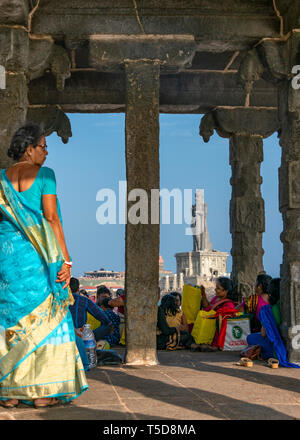 Vertikale Ansicht des Vivekananda Rock Memorial und Thiruvalluvar Statue in Kanyakumari, Indien. Stockfoto