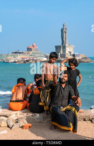 Vertikale Ansicht des Vivekananda Rock Memorial und Thiruvalluvar Statue in Kanyakumari, Indien. Stockfoto