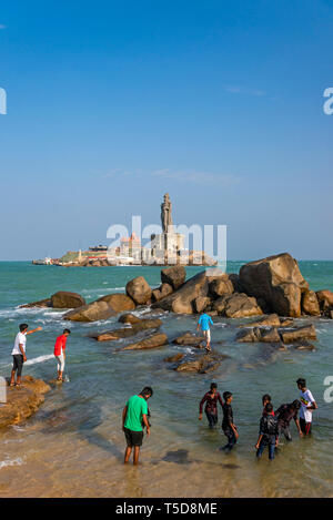 Vertikale Ansicht des Vivekananda Rock Memorial und Thiruvalluvar Statue in Kanyakumari, Indien. Stockfoto