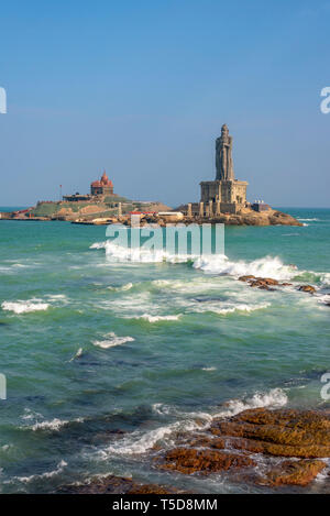 Vertikale Ansicht des Vivekananda Rock Memorial und Thiruvalluvar Statue in Kanyakumari, Indien. Stockfoto