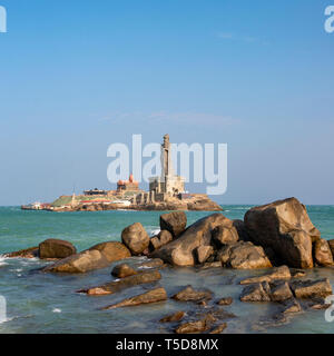 Blick auf den Platz des Vivekananda Rock Memorial und Thiruvalluvar Statue in Kanyakumari, Indien. Stockfoto