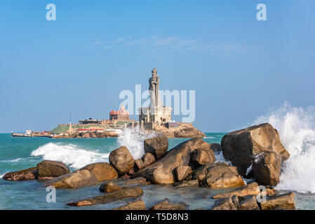 Horizontale Ansicht des Vivekananda Rock Memorial und Thiruvalluvar Statue in Kanyakumari, Indien. Stockfoto