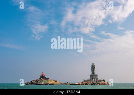 Horizontale Ansicht des Vivekananda Rock Memorial und Thiruvalluvar Statue in Kanyakumari, Indien. Stockfoto