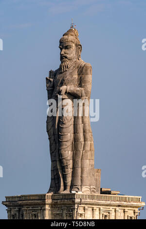 Vertikale Ansicht des Thiruvalluvar Statue am Vivekananda Rock Memorial in Kanyakumari, Indien. Stockfoto