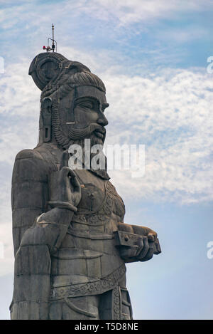 Vertikale Ansicht des Thiruvalluvar Statue am Vivekananda Rock Memorial in Kanyakumari, Indien. Stockfoto