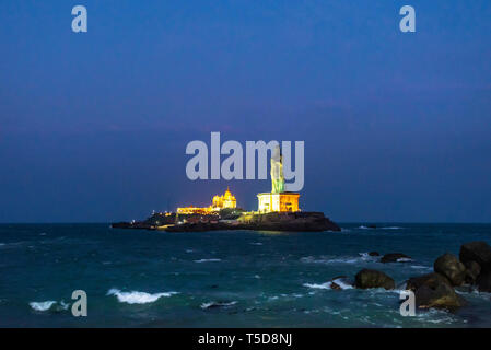 Horizontale Ansicht des Vivekananda Rock Memorial und Thiruvalluvar Statue bei Nacht in Kanyakumari, Indien beleuchtet. Stockfoto